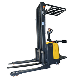 1500 Kgs / 3.5 metros. Apilador RHER Full Eléctrico Hombre a Bordo Base Ancha. Seguridad Europea con Baliza